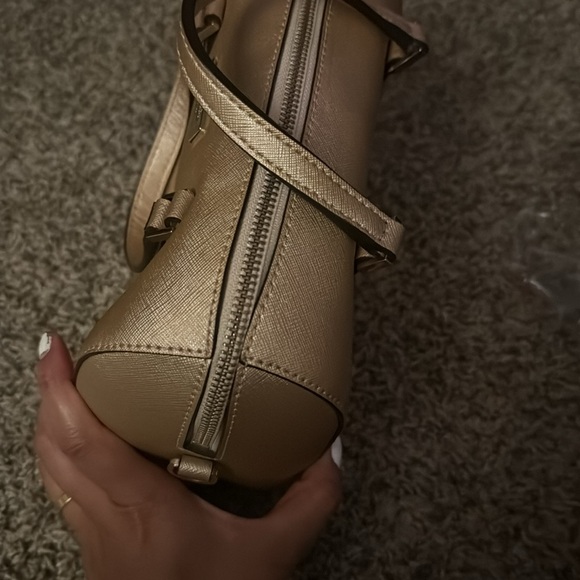 Kate Spade medium size purse, light color gold, in excellent condition - Picture 3 of 8